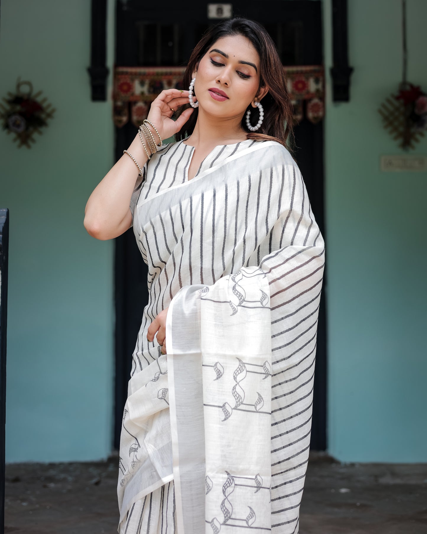 Elegant White Stripe Printed Linen Cotton Saree